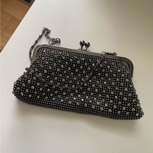 Beaded ball bearing clutch